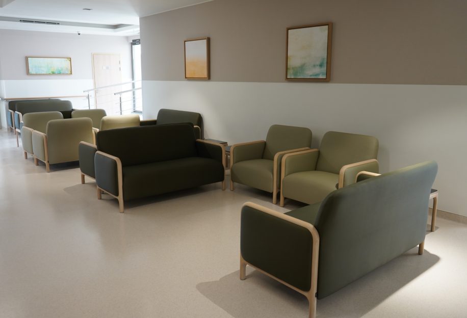 Cameo two-seater sofa and large Cameo armchair furnish the relaxing area of the Saudi German Hospital