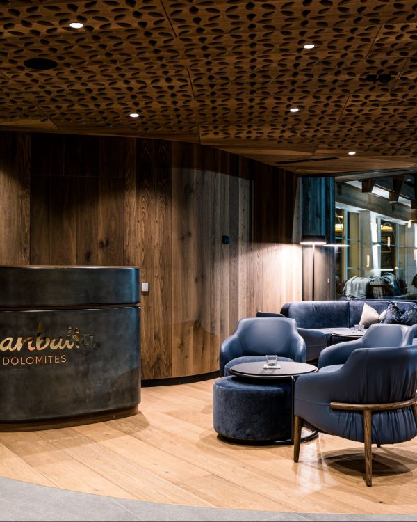 The Trench lounge furnishes the reception of the Hotel Granbaita Dolomites